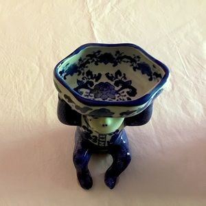 Blue and white chinoiserie monkey dish